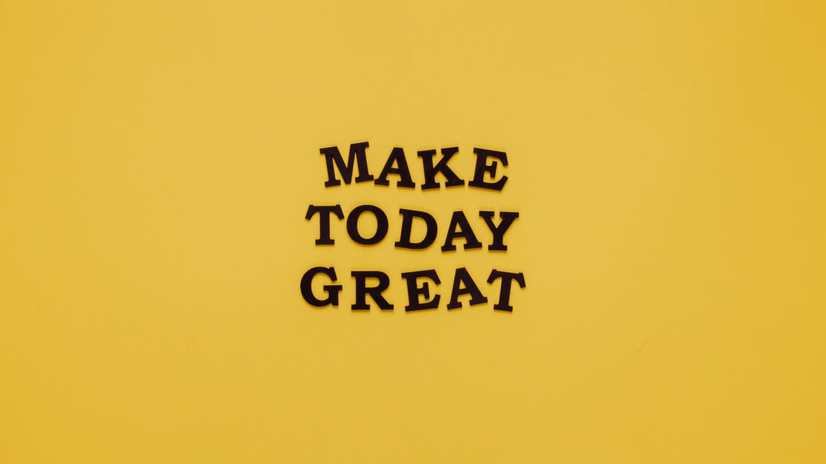 Simple and motivational quote 'Make Today Great' on a minimalist yellow background for inspiration.
